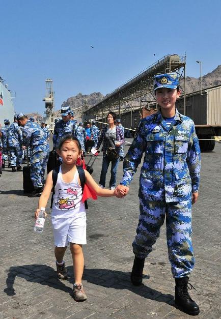 2015年3月，也門，海軍女戰(zhàn)士牽著一名小女孩的手準(zhǔn)備登上軍艦。