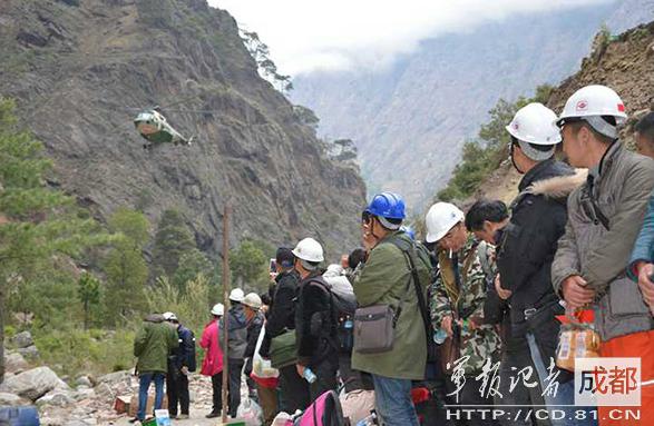 2015年4月，因地震被困尼泊爾的中國公民準(zhǔn)備登機