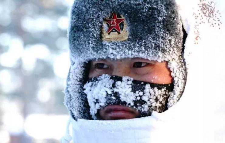 2018年2月5日，駐守在漠河縣北極村的北部戰(zhàn)區(qū)陸軍某部官兵在執(zhí)勤（來源：新華社）