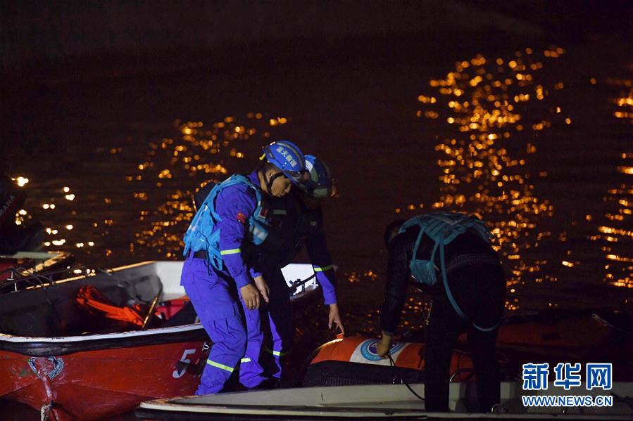 （重慶公交車墜江事故·圖文互動）（1）夜幕降臨，重慶萬州公交客車墜江事故救援工作仍在進行中