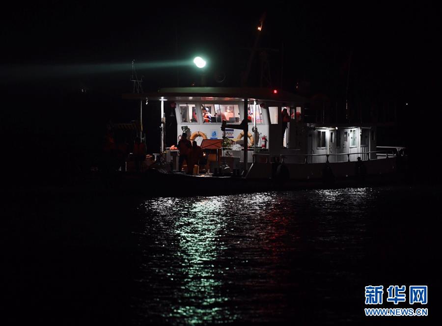 （重慶公交車墜江事故·圖文互動）（2）夜幕降臨，重慶萬州公交客車墜江事故救援工作仍在進行中