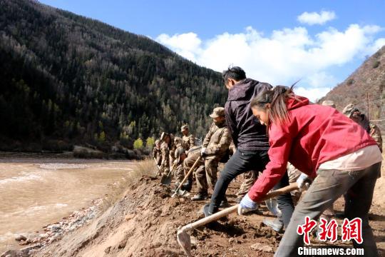 西藏軍區(qū)某工化旅為偏遠鄉(xiāng)村修筑道路