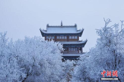 資料圖：小寒時節(jié)，甘肅嘉峪關(guān)市迎來了一場大雪。師永紅 攝