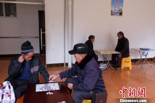 資料圖：老人們在下棋。徐學(xué)練 攝。