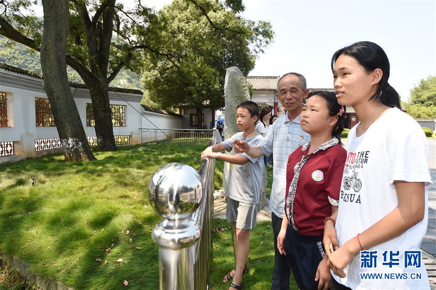 （壯麗70年·奮斗新時(shí)代——記者再走長征路·圖文互動）（3）“紅軍樹”下憶初心、守初心