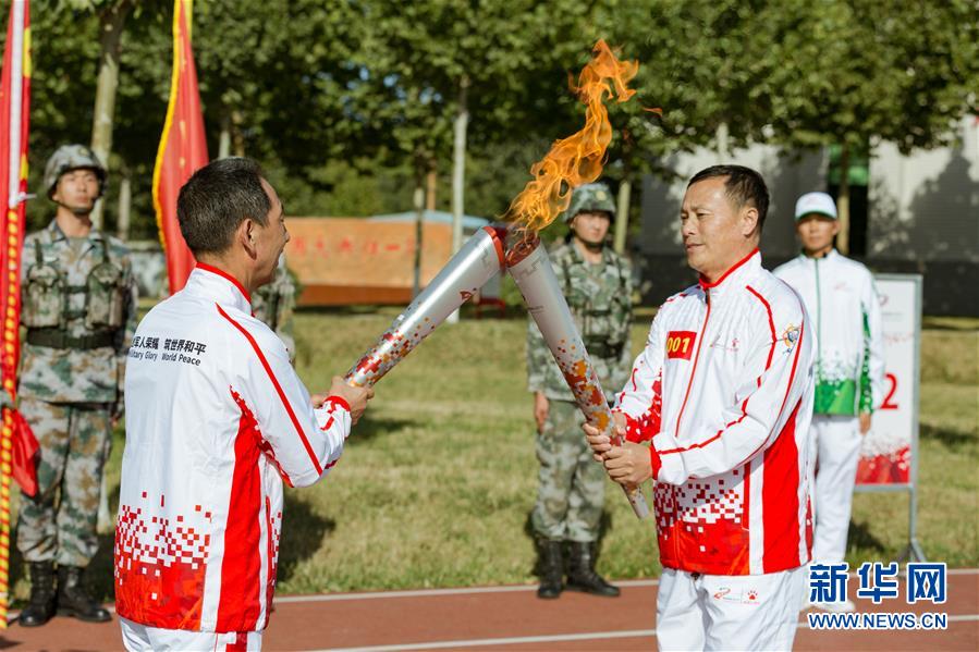 （體育）（2）第七屆世界軍人運動會火炬?zhèn)鬟f活動第二站在“開國大典紅一師”舉行