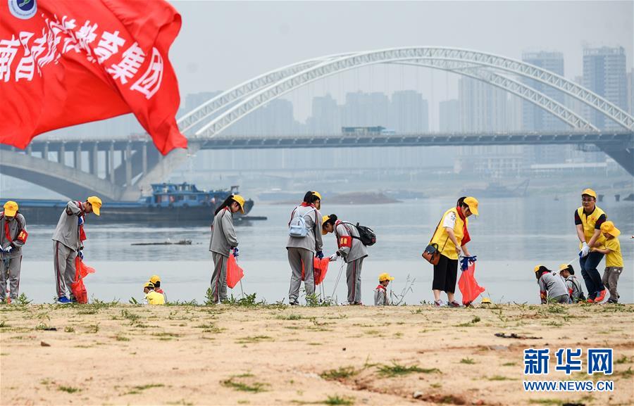 （在習(xí)近平新時代中國特色社會主義思想指引下——新時代新作為新篇章·總書記關(guān)切高質(zhì)量發(fā)展·圖文互動）（1）在藍(lán)天白云下——污染防治攻堅(jiān)戰(zhàn)持續(xù)推進(jìn)