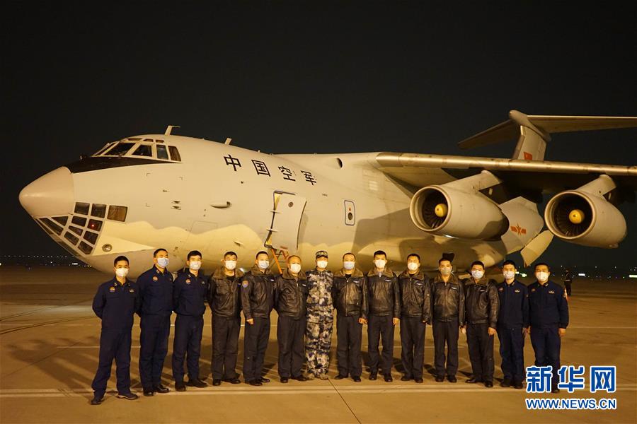 （新型肺炎疫情防控·圖文互動）（2）除夕夜，他們這樣出征——空軍軍醫(yī)大學(xué)醫(yī)療隊(duì)出征武漢疫區(qū)見聞