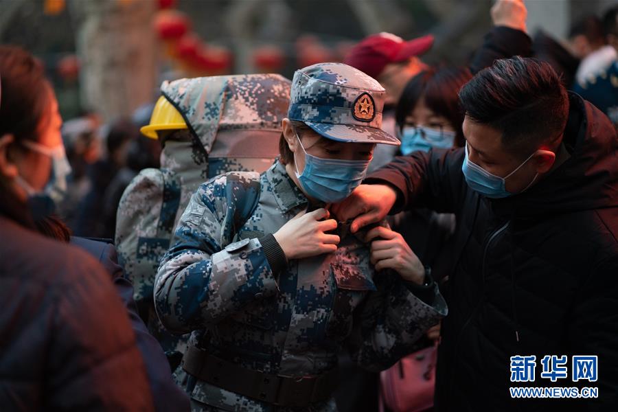 （新型肺炎疫情防控·圖文互動）（1）除夕夜，他們這樣出征——空軍軍醫(yī)大學(xué)醫(yī)療隊(duì)出征武漢疫區(qū)見聞