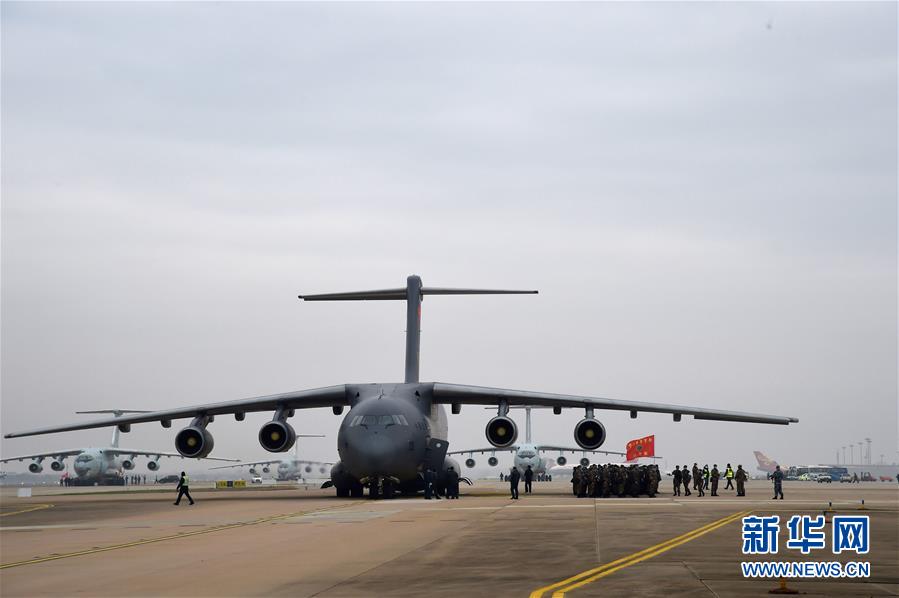 （聚焦疫情防控·圖文互動）（8）空軍出動3型11架運輸機多地同步向武漢空運醫(yī)療隊員