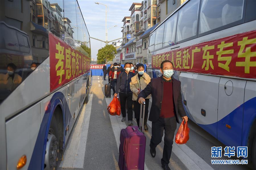 （新華全媒頭條·在習近平新時代中國特色社會主義思想指引下——新時代新作為新篇章·圖文互動）（5）同心戰(zhàn)“疫”彰顯人民至上——各地各部門貫徹落實習近平總書記重要指示精神統(tǒng)籌推進疫情防控和經(jīng)濟社會發(fā)展 