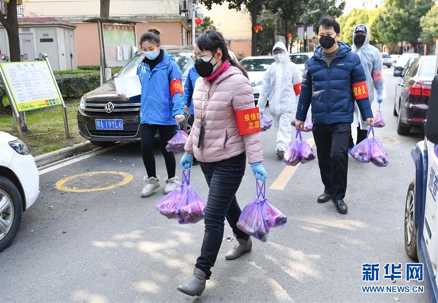 （新華全媒頭條·在習近平新時代中國特色社會主義思想指引下——新時代新作為新篇章·圖文互動）（3）同心戰(zhàn)“疫”彰顯人民至上——各地各部門貫徹落實習近平總書記重要指示精神統(tǒng)籌推進疫情防控和經(jīng)濟社會發(fā)展 