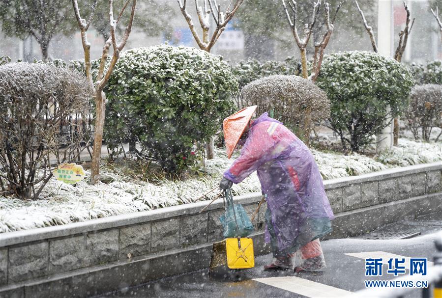 （新華全媒頭條·圖文互動）（31）風(fēng)雨無阻向前進——寫在全國疫情防控阻擊戰(zhàn)取得重大戰(zhàn)略成果之際