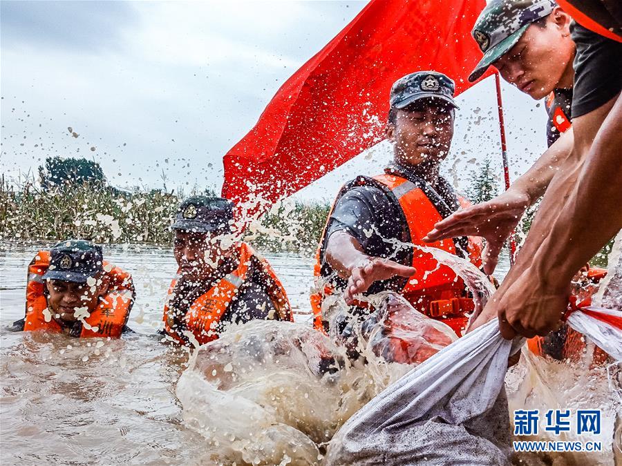 （防汛抗洪·圖文互動(dòng)）（9）洪水不退，子弟兵誓死不退——解放軍和武警部隊(duì)官兵參與洪澇災(zāi)害搶險(xiǎn)救援記事