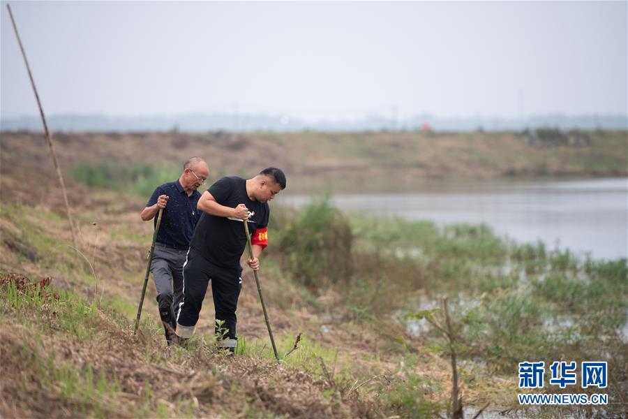 （防汛抗洪·圖文互動）（1）在大堤上成長，為人民守護(hù)——洪水中的青年“生力軍”