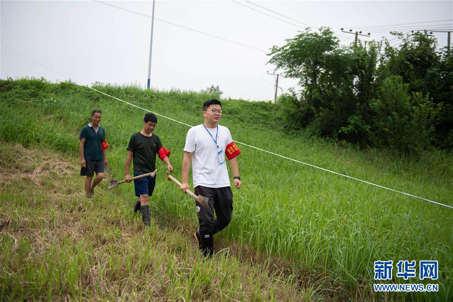 （防汛抗洪·圖文互動）（3）在大堤上成長，為人民守護(hù)——洪水中的青年“生力軍”