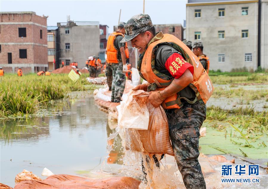 （防汛抗洪·圖文互動(dòng)）（2）解放軍和武警抗洪搶險(xiǎn)部隊(duì)各級(jí)黨組織充分發(fā)揮戰(zhàn)斗堡壘作用