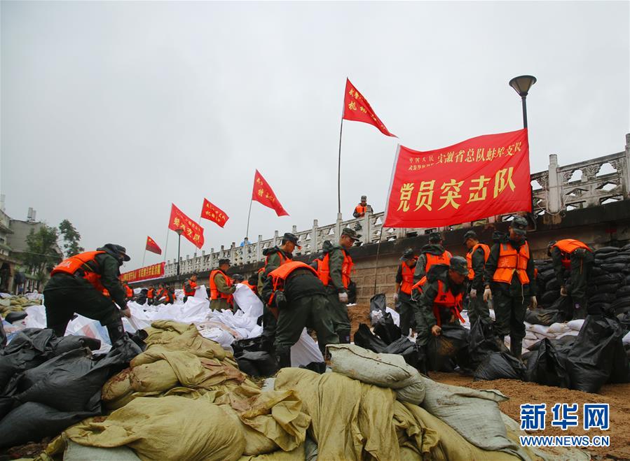 （防汛抗洪·圖文互動(dòng)）（1）解放軍和武警抗洪搶險(xiǎn)部隊(duì)各級(jí)黨組織充分發(fā)揮戰(zhàn)斗堡壘作用