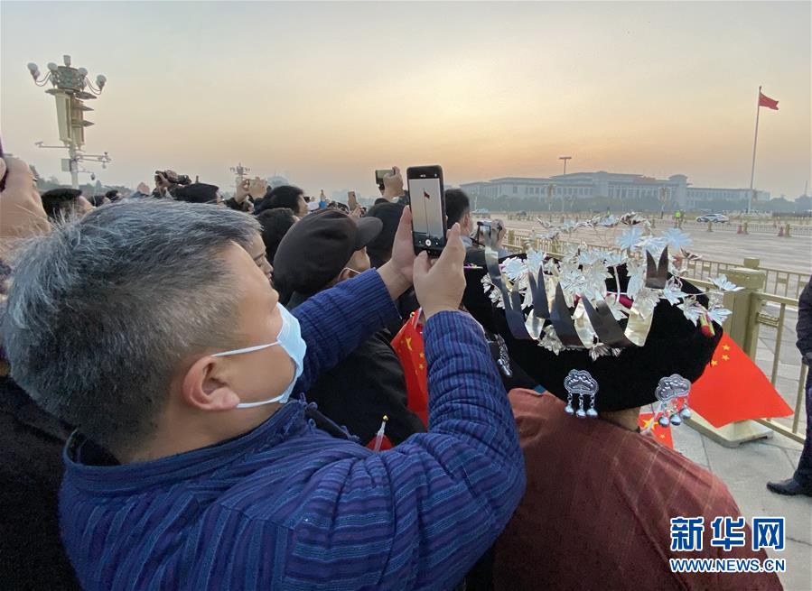 （圖文互動）（2）夢圓之后追新夢——十八洞村村民觀看升國旗儀式特寫