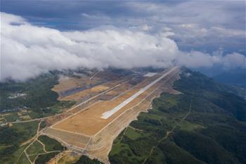 重慶仙女山機(jī)場正式開始校飛