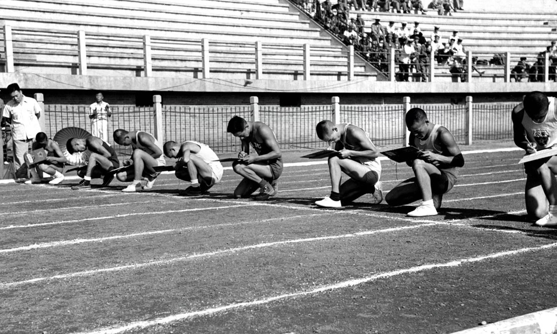 1952年8月2日，慶祝中國人民解放軍建軍25周年全軍運動會在北京舉行，運動員在進行識字賽跑比賽。新華社記者岳國芳攝