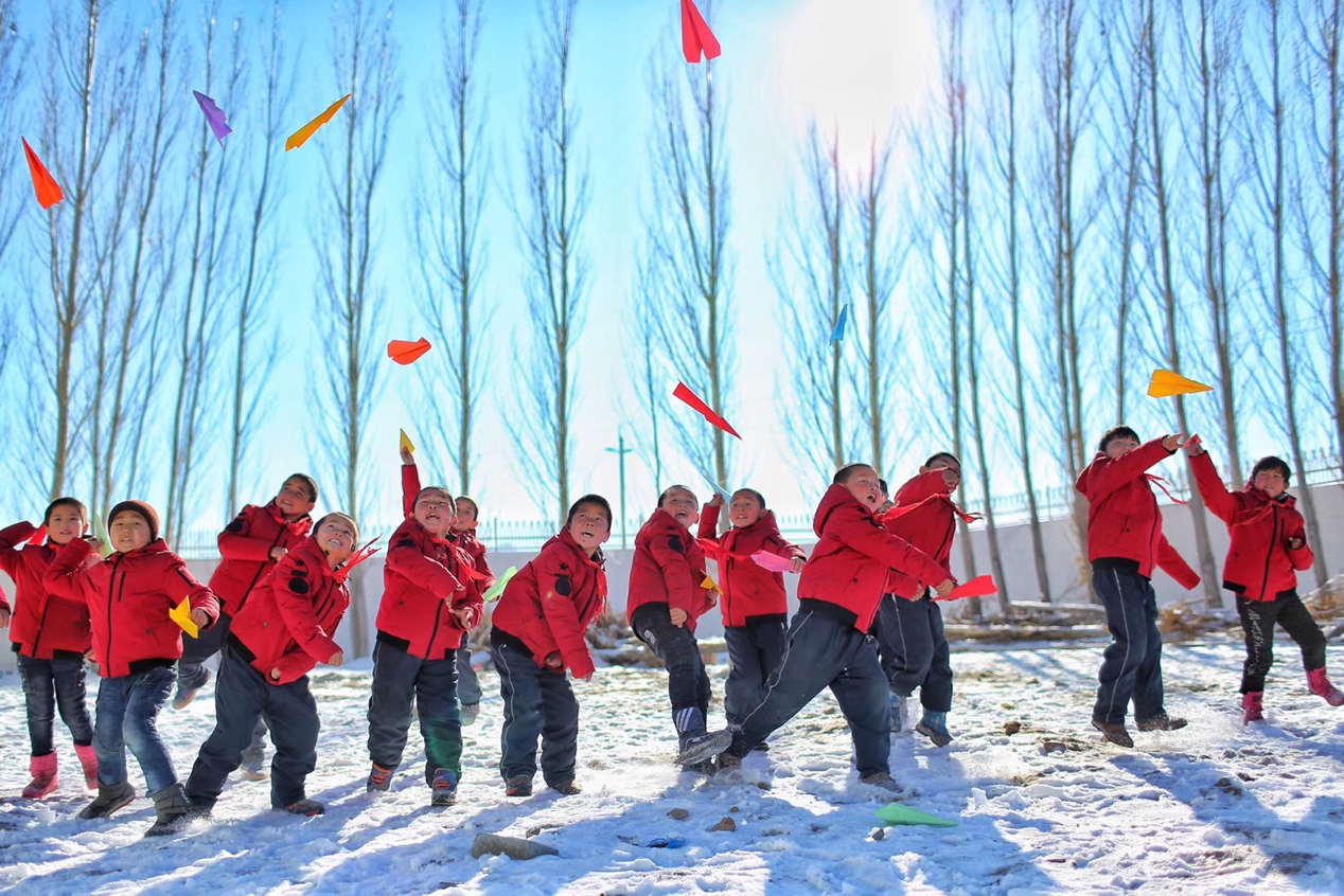 2017年11月15日， “多一克溫暖”公益行動(dòng)走進(jìn)北疆地區(qū)，實(shí)現(xiàn)了從物質(zhì)捐贈(zèng)到“物質(zhì)+精神”溫暖的升級(jí)。 “體操冠軍”楊威、好妹妹樂隊(duì)等傾情加盟，不僅為孩子們帶來(lái)加厚羽絨服和御寒物資，還準(zhǔn)備了溫暖的課堂。