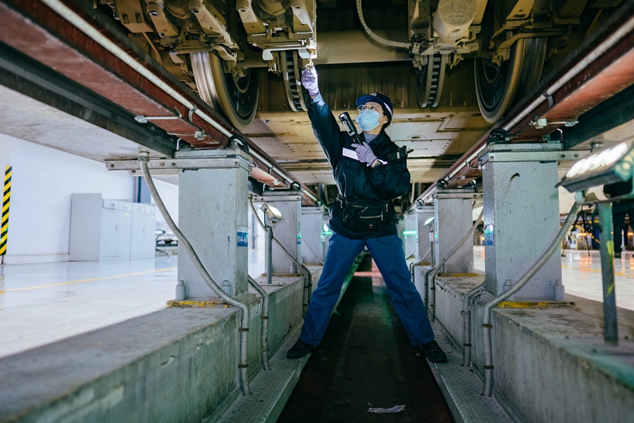 守護(hù)動車安全的“00后”女機械師