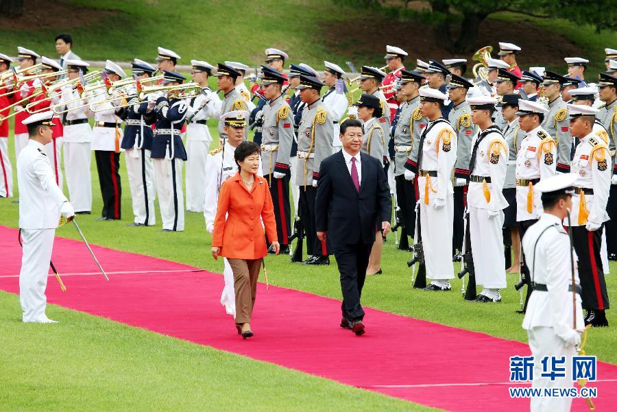 7月3日，國家主席習近平在首爾同韓國總統(tǒng)樸槿惠舉行會談。會談前，樸槿惠在青瓦臺總統(tǒng)府為習近平舉行隆重歡迎儀式。 新華社記者姚大偉攝