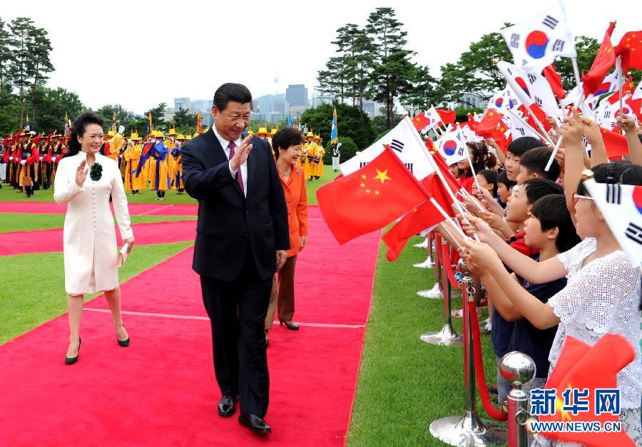 7月3日，國家主席習近平在首爾同韓國總統(tǒng)樸槿惠舉行會談。會談前，樸槿惠在青瓦臺總統(tǒng)府為習近平舉行隆重歡迎儀式。 新華社記者饒愛民攝 