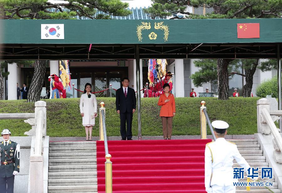 7月3日，國家主席習近平在首爾同韓國總統(tǒng)樸槿惠舉行會談。會談前，樸槿惠在青瓦臺總統(tǒng)府為習近平舉行隆重歡迎儀式。 新華社記者丁林攝 