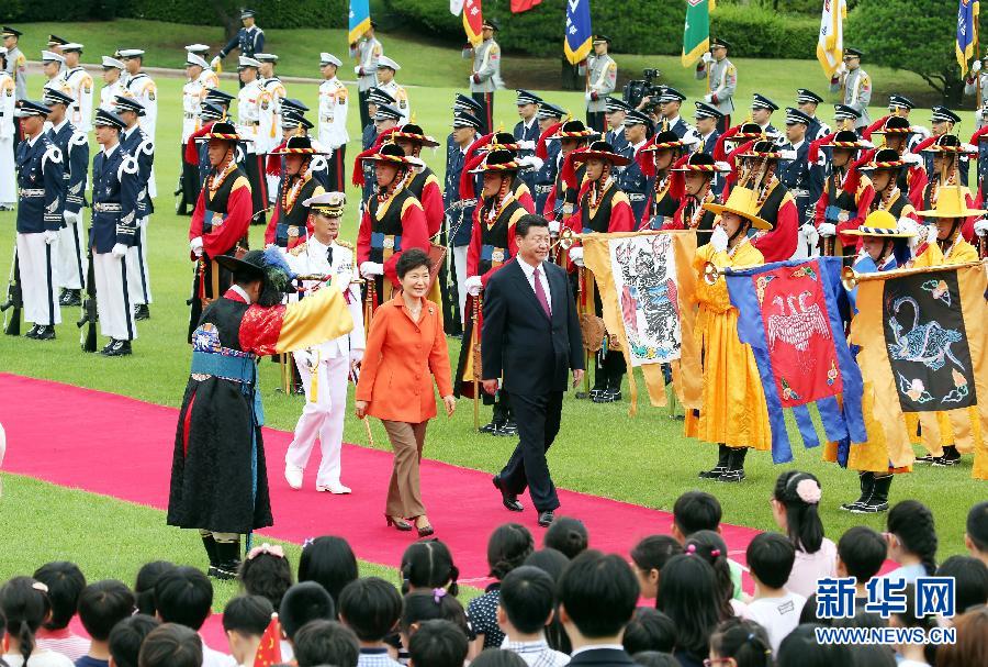 7月3日，國家主席習近平在首爾同韓國總統(tǒng)樸槿惠舉行會談。會談前，樸槿惠在青瓦臺總統(tǒng)府為習近平舉行隆重歡迎儀式。 新華社記者姚大偉攝 