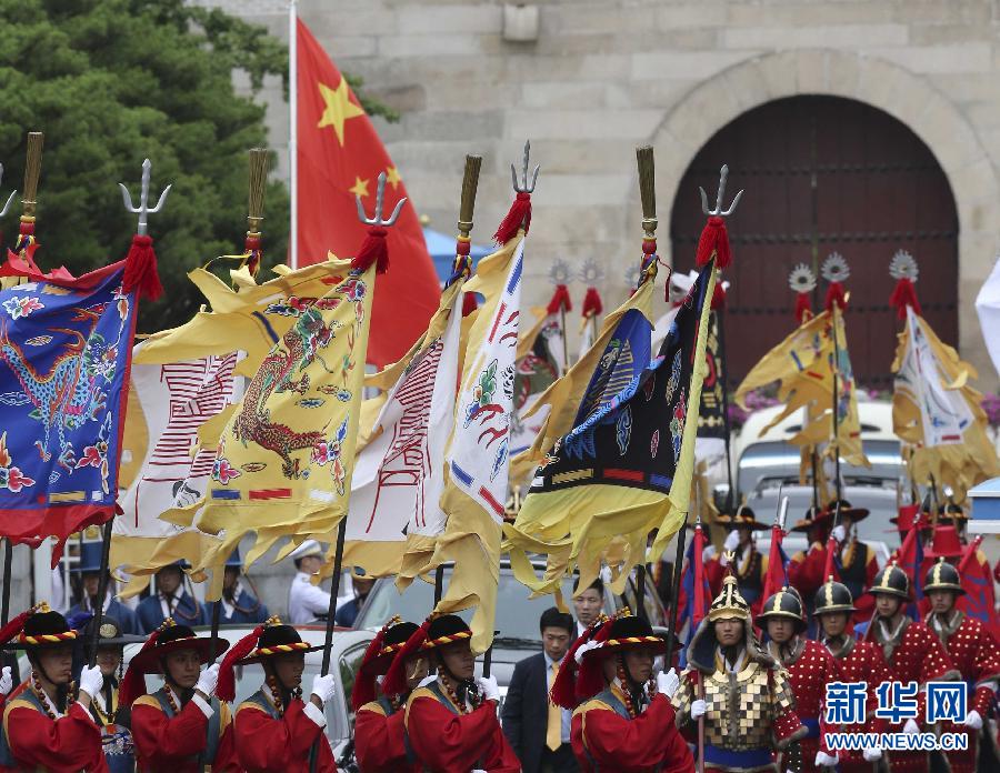 7月3日，韓國總統(tǒng)樸槿惠在青瓦臺總統(tǒng)府舉行隆重儀式，歡迎中國國家主席習近平對韓國進行國事訪問。這是習近平的車隊在身著民族服裝的韓國禮儀隊伍引導下駛入青瓦臺。新華社記者丁林攝  