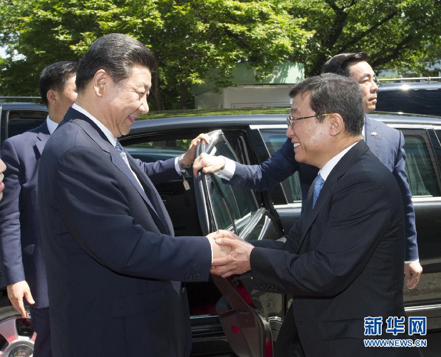 7月4日，國(guó)家主席習(xí)近平在韓國(guó)國(guó)立首爾大學(xué)發(fā)表題為《共創(chuàng)中韓合作未來(lái)　同襄亞洲振興繁榮》的重要演講。這是首爾大學(xué)校長(zhǎng)吳然天迎接習(xí)近平主席。新華社記者 謝環(huán)馳 攝 