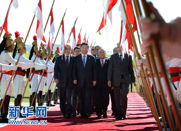 7月16日，國家主席習(xí)近平在巴西利亞會(huì)見巴西參議長卡列羅斯和眾議長阿爾維斯。這是習(xí)近平步入國會(huì)大廈。 新華社記者 劉建生 攝 