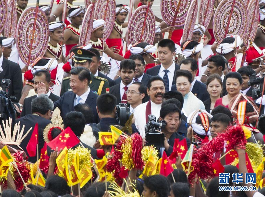 9月16日，國家主席習近平抵達科倫坡，開始對斯里蘭卡進行國事訪問。在班達拉奈克國際機場，習近平和夫人彭麗媛受到拉賈帕克薩總統(tǒng)夫婦熱情迎接。新華社記者黃敬文攝 