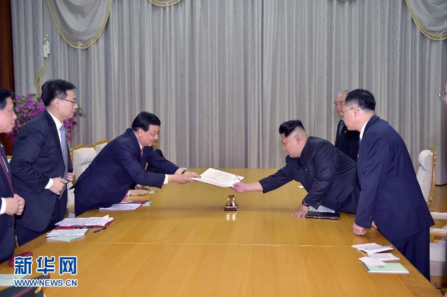 10月9日，中共中央政治局常委、中央書記處書記劉云山在平壤百花園迎賓館會見朝鮮勞動黨第一書記金正恩。這是劉云山向金正恩轉(zhuǎn)交習近平總書記的親署函。新華社記者 李濤 攝