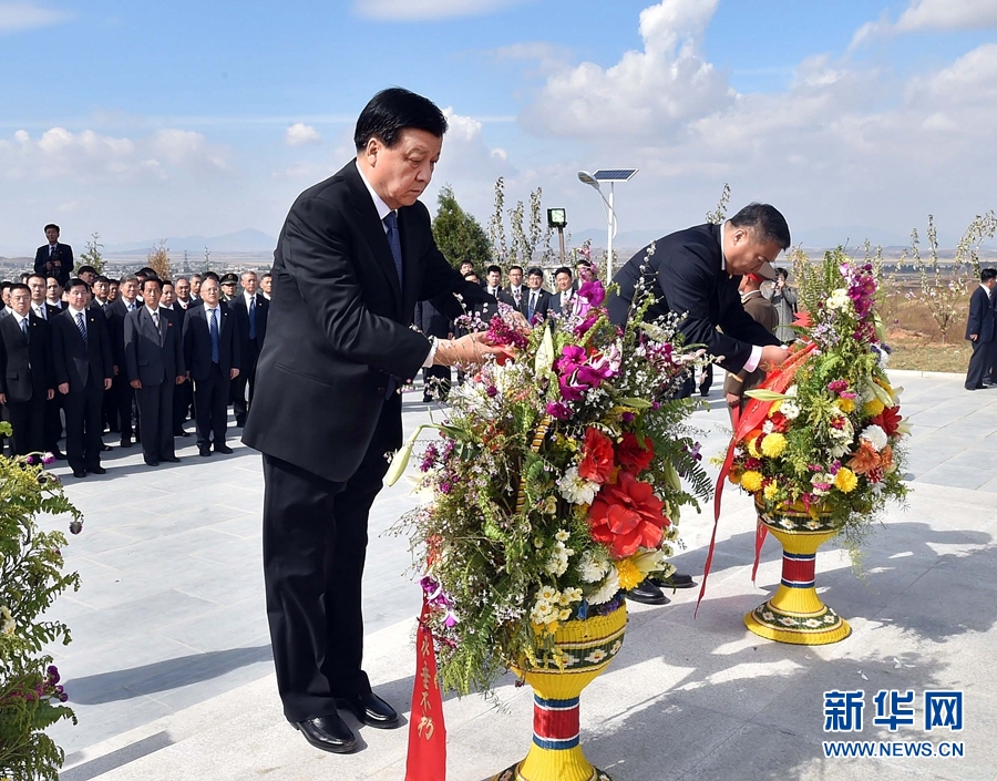 10月11日，中共中央政治局常委、中央書(shū)記處書(shū)記劉云山專(zhuān)程趕赴安州祭掃中國(guó)人民志愿軍烈士陵園，向中國(guó)人民志愿軍烈士敬獻(xiàn)花籃并默哀。 新華社記者 李濤 攝