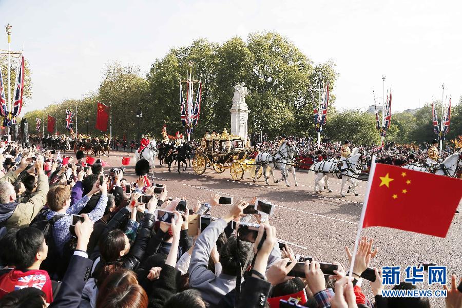 這是習(xí)近平和夫人彭麗媛在女王夫婦陪同下，乘坐皇家馬車前往白金漢宮下榻。新華社記者 周磊 攝