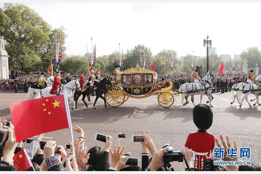 這是習(xí)近平和夫人彭麗媛在女王夫婦陪同下，乘坐皇家馬車前往白金漢宮下榻。新華社記者 周磊 攝