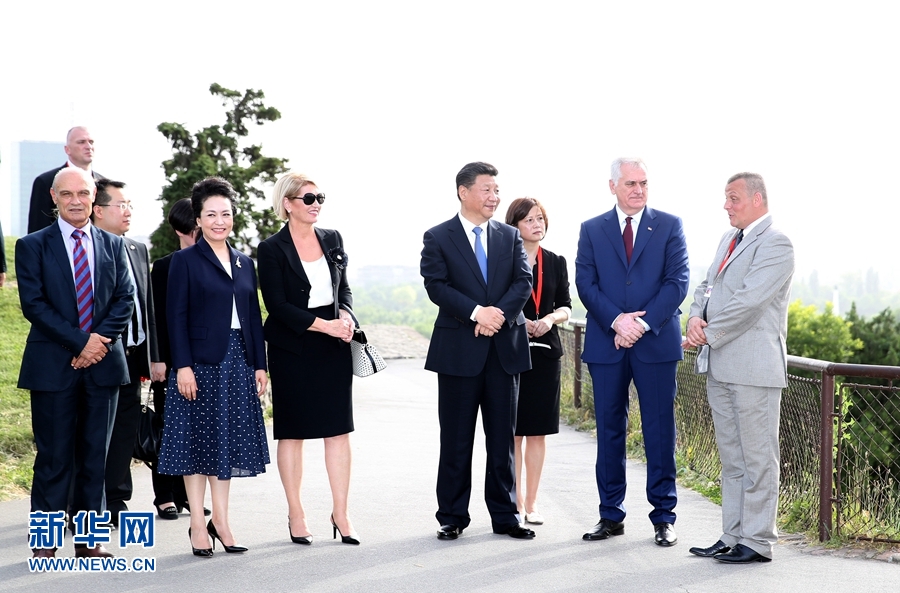 6月17日，中國(guó)國(guó)家主席習(xí)近平和夫人彭麗媛在塞爾維亞總統(tǒng)尼科利奇夫婦陪同下參觀具有悠久歷史的貝爾格萊德卡萊梅格丹公園。 新華社記者 馬占成 攝