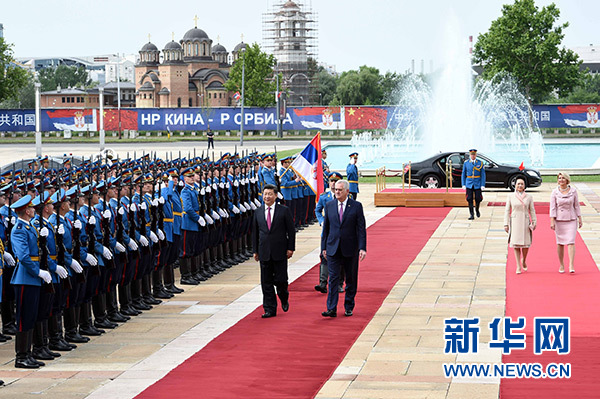 6月18日，國家主席習(xí)近平出席塞爾維亞總統(tǒng)尼科利奇在貝爾格萊德舉行的隆重歡迎儀式。 新華社記者饒愛民攝