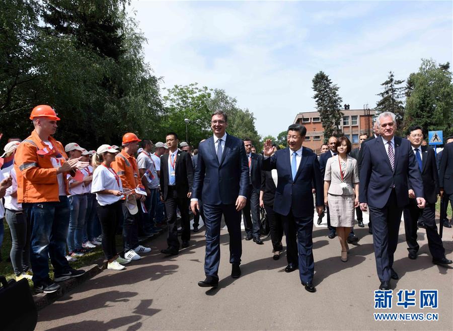 6月19日上午，國(guó)家主席習(xí)近平在貝爾格萊德參觀河鋼集團(tuán)塞爾維亞斯梅代雷沃鋼廠。習(xí)近平抵達(dá)時(shí)，塞爾維亞總統(tǒng)尼科利奇、總理武契奇在停車處熱情迎接。鋼廠工人和家屬、當(dāng)?shù)厥忻駭?shù)千人夾道歡迎。新華社記者 饒愛(ài)民 攝