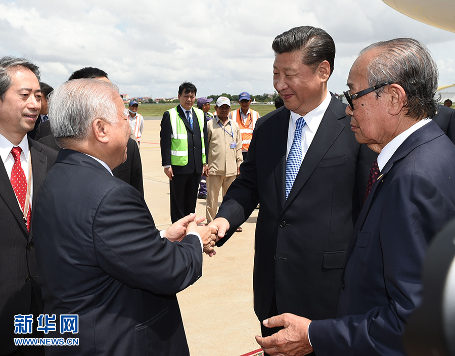 10月13日，國家主席習(xí)近平乘專機(jī)抵達(dá)金邊國際機(jī)場，開始對柬埔寨王國進(jìn)行國事訪問。柬埔寨副首相兼王宮事務(wù)大臣貢桑奧親王和夏卡朋親王、阿倫公主等在舷梯旁熱情迎接習(xí)近平主席。新華社記者　謝環(huán)馳　攝