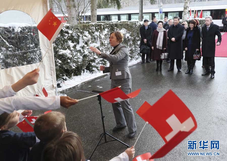 這是習(xí)近平和夫人彭麗媛在伯爾尼克爾薩茨火車站觀看瑞士童聲合唱團(tuán)表演。 新華社記者 蘭紅光 攝