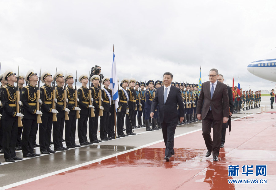 7月3日，國家主席習(xí)近平乘專機抵達(dá)莫斯科，開始對俄羅斯聯(lián)邦進行國事訪問。這是習(xí)近平出席機場歡迎儀式。 新華社記者 李學(xué)仁 攝