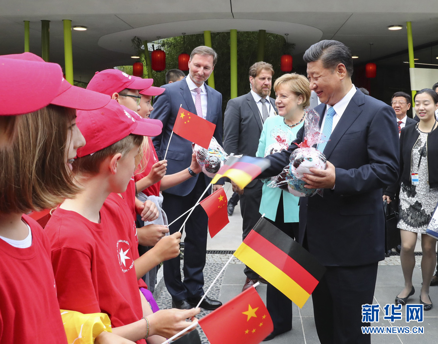 7月5日，國家主席習(xí)近平同德國總理默克爾共同出席柏林動物園大熊貓館開館儀式。這是習(xí)近平向現(xiàn)場的孩子們贈送大熊貓毛絨玩具。 新華社記者謝環(huán)馳 攝