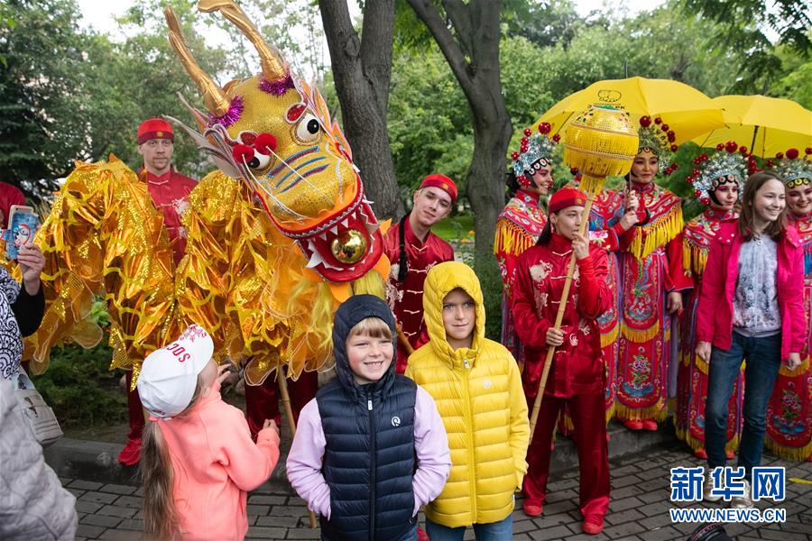 （國(guó)際）（8）莫斯科動(dòng)物園為大熊貓“如意”和“丁丁”慶生