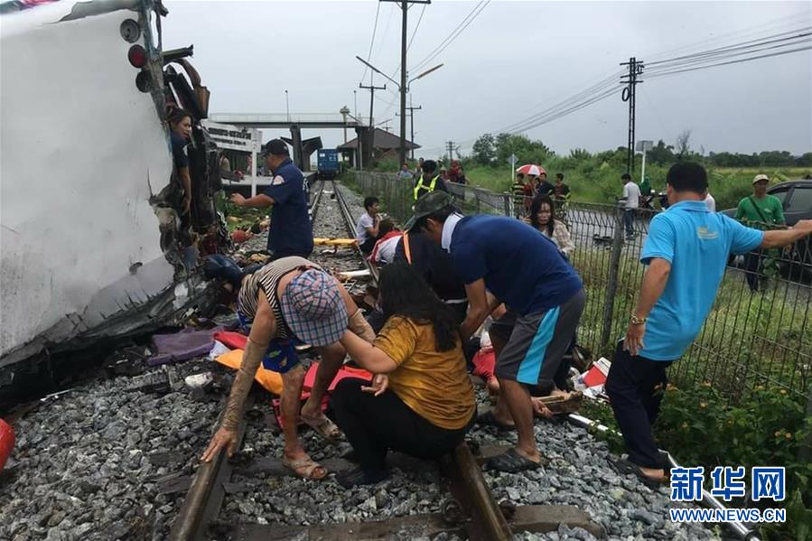 （國(guó)際）（1）泰國(guó)中部發(fā)生火車與巴士相撞事故