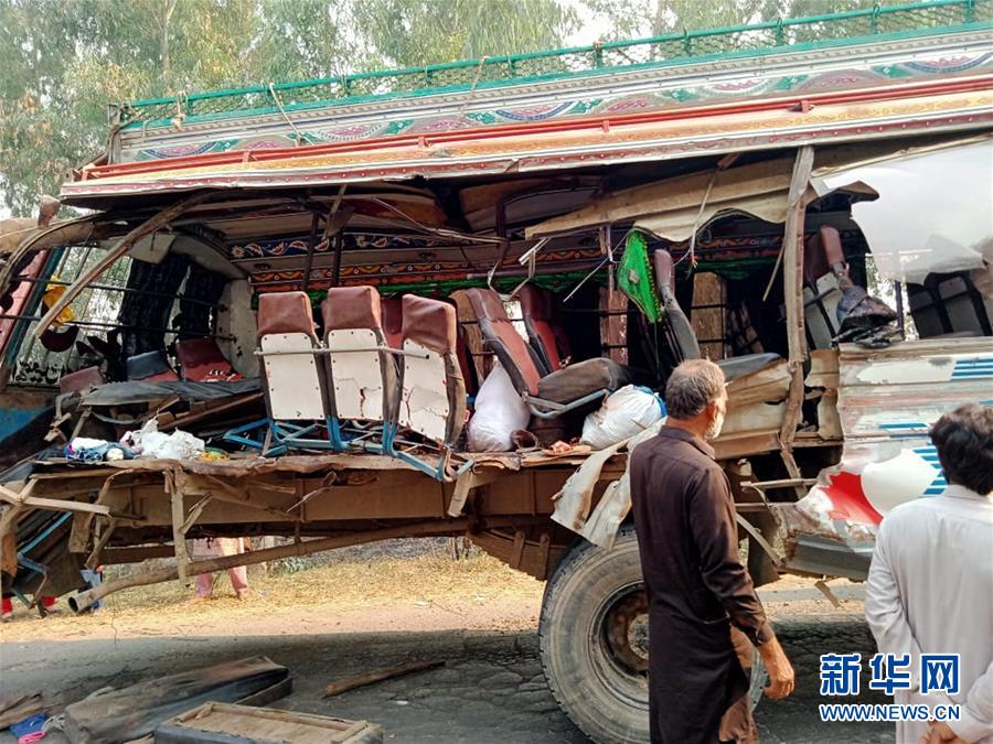 （國(guó)際）（1）巴基斯坦發(fā)生兩車相撞事故致8死20傷