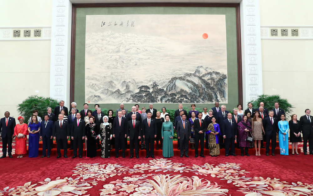 習(xí)近平和夫人彭麗媛同外方代表團團長及配偶集體合影留念